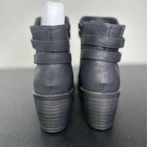 Size 10 “Murphy” Boot, Easy Street, Black Matte (MSRP $60) - Picture 4 of 6